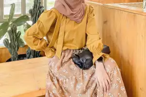 7 Rekomendasi Warna Jilbab yang Cocok untuk Baju Warna Kuning Kunyit