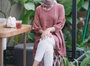 6 Rekomendasi Jilbab yang Cocok dengan Baju Warna Mauve, Tampil Modis dan Cantik
