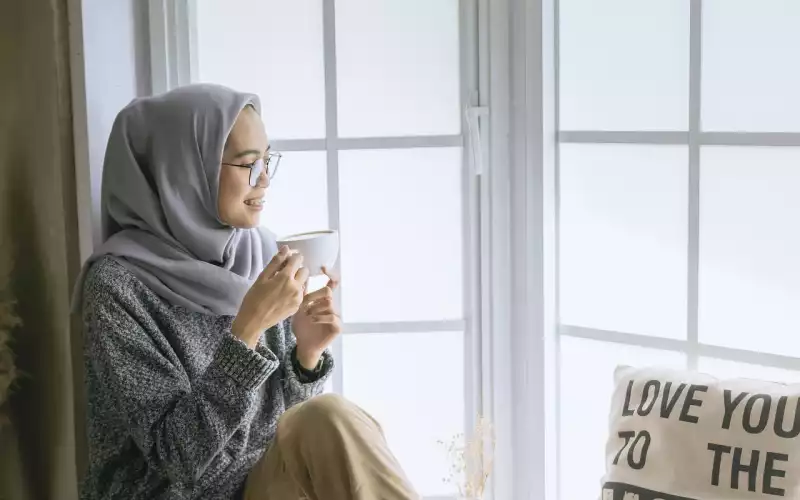 10 OOTD Warna Jilbab yang Cocok untuk Baju Garis Hitam Putih Bikin Penampilan Makin Kece