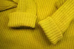 10 Rekomendasi Warna Celana yang Cocok dengan Baju Kuning