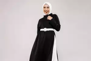 Gamis Hitam Putih Cocok dengan Jilbab Warna Apa?