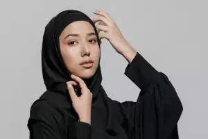 12 Ide Kombinasi Warna Jilbab yang Cocok dengan Baju Hitam Putih