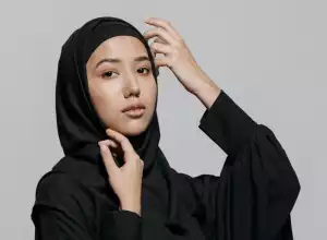 12 Ide Kombinasi Warna Jilbab yang Cocok dengan Baju Hitam Putih