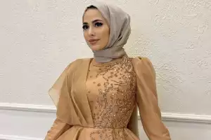 12 OOTD Baju Warna Gold Cocok dengan Jilbab Warna Apa Saja