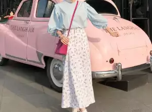 9 Rekomendasi Rok yang Cocok dengan Jilbab Warna Pink Fanta