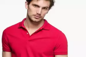 12 Rekomendasi Kaos Merah Cocok dengan Celana Warna Apa? Simak Informasinya