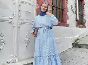 12 Inspiarasi Baju Biru Muda Cocok dengan Jilbab Warna Apa Saja