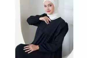 Baju Gamis Hitam Putih Cocok dengan Jilbab Warna Apa Saja? Simak Informasinya