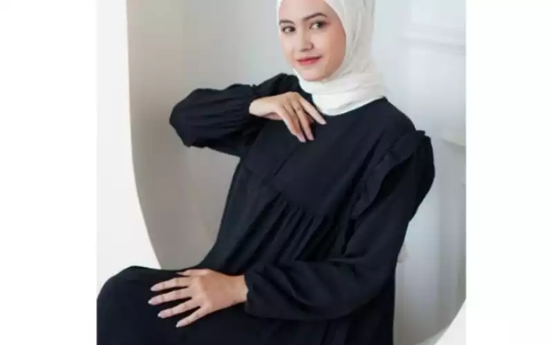 Baju Gamis Hitam Putih Cocok dengan Jilbab Warna Apa Saja? Simak Informasinya