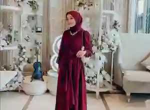 12 Inspirasi Warna Jilbab yang Cocok untuk Baju Warna Burgundy
