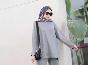 12 Ide Kombinasi Warna Celana Wanita Cocok dengan Baju Abu-abu