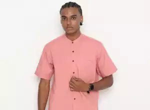 12 Ide Kombinasi Pakaian Warna Salem Tua untuk Busana Pria yang Keren