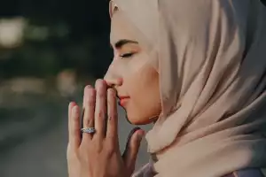 12 Rekomendasi Model Baju Muslim Wanita untuk Ramadhan 2024