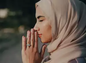 12 Rekomendasi Model Baju Muslim Wanita untuk Ramadhan 2024