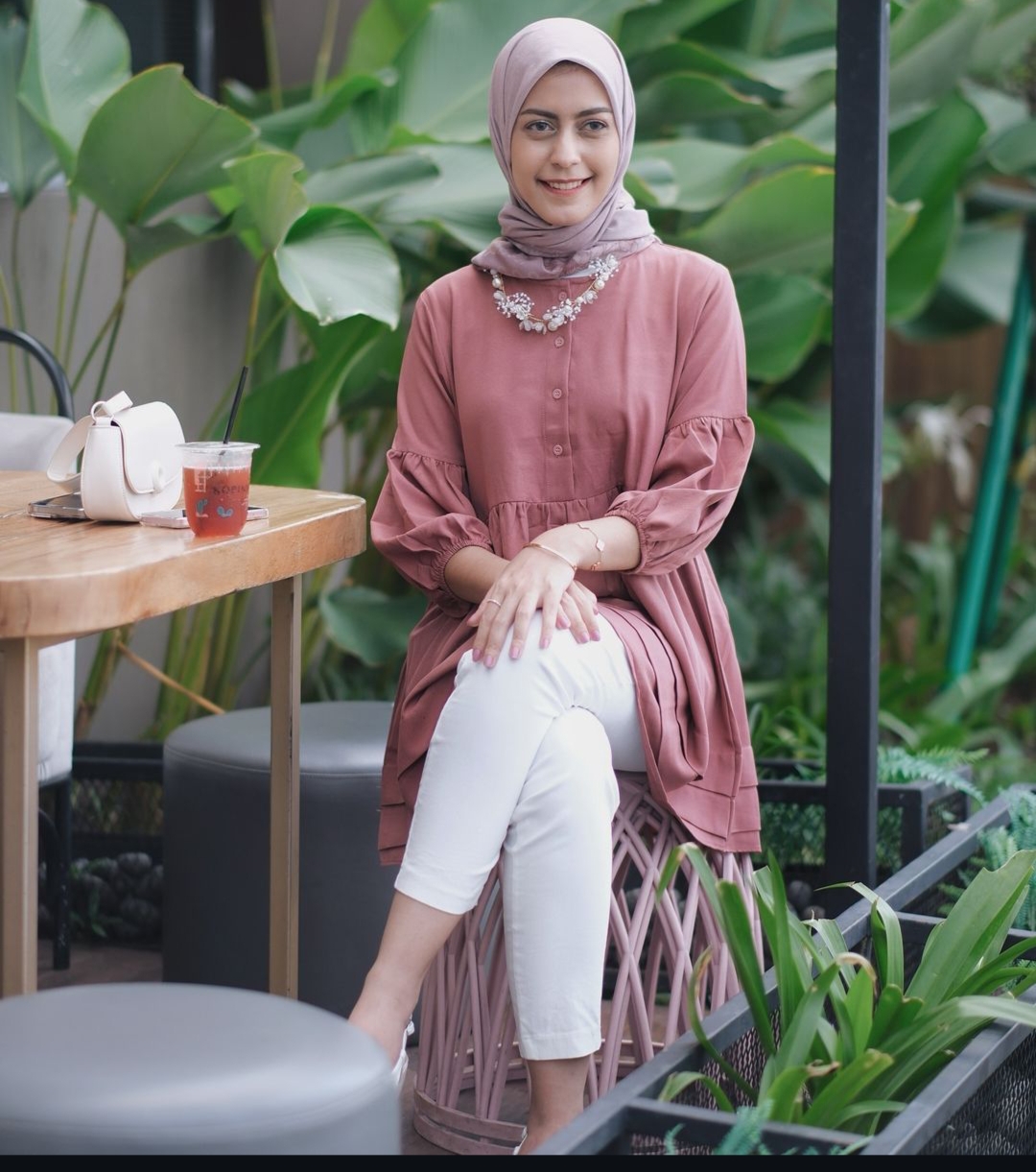 6 Rekomendasi Jilbab yang Cocok dengan Baju Warna Mauve, Tampil Modis dan Cantik