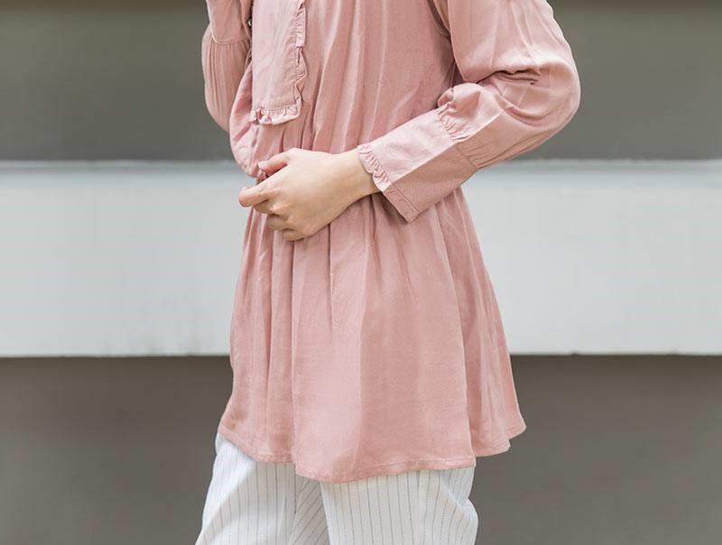 10 Rekomendasi Warna Celana yang Cocok dengan Baju Dusty Pink