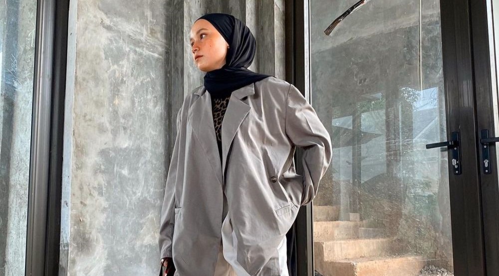 10 Inspirasi Perpaduan Warna Abu-Abu untuk Pakaian