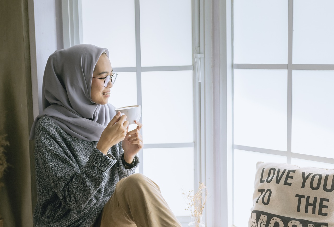 10 OOTD Warna Jilbab yang Cocok untuk Baju Garis Hitam Putih Bikin Penampilan Makin Kece