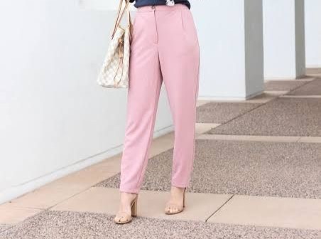 7 Warna Baju yang Cocok untuk Celana Warna Pink