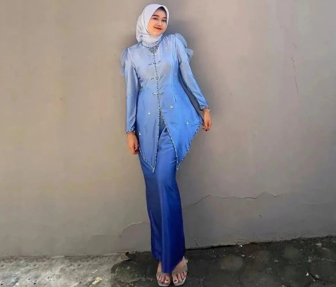 10 Rekomendasi Jilbab yang Cocok dengan Baju Warna Biru Elektrik